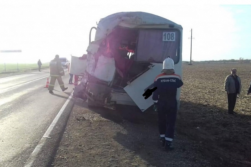В Краснодарском крае грузовик врезался в пассажирский автобус. Пострадали 4 человека
