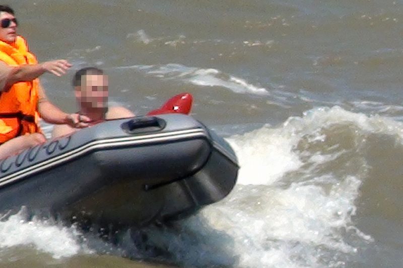 В Темрюкском районе мужчину унесло в море на матрасе. Его нашли спасатели