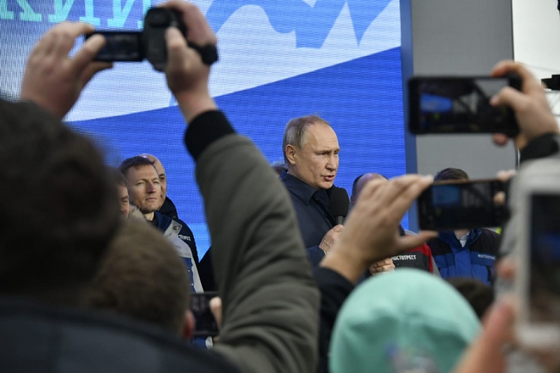 Владимир Путин прибыл в Адыгею, где посетит тепличный комплекс и проведет совещание по развитию АПК