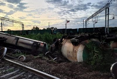 Опубликованы фото с места схода вагонов с газовым конденсатом на Кубани