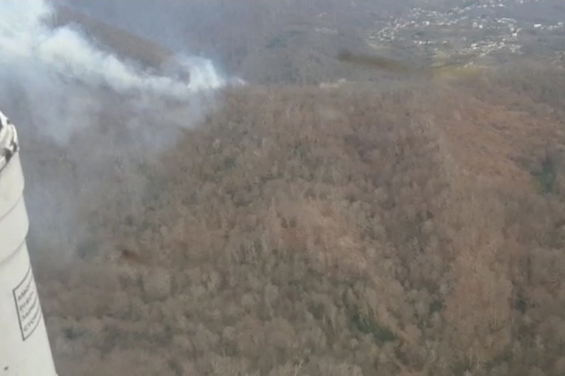 Вертолет МЧС начал тушить лесной пожар в труднодоступной местности в Сочи