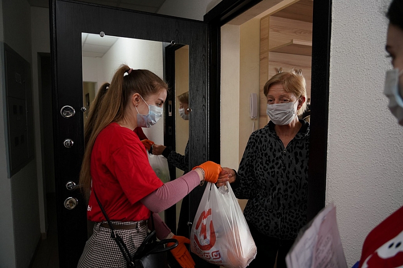 В Краснодарском крае около тысячи добровольцев помогают пожилым людям в период пандемии