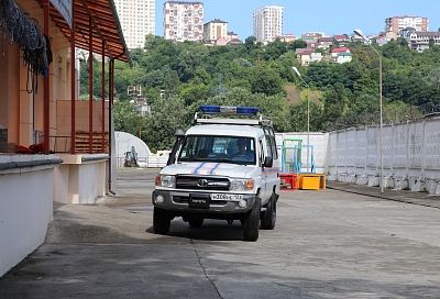 В Сочи группа туристов с подростками застряла в горах из-за подъема уровня воды в реках