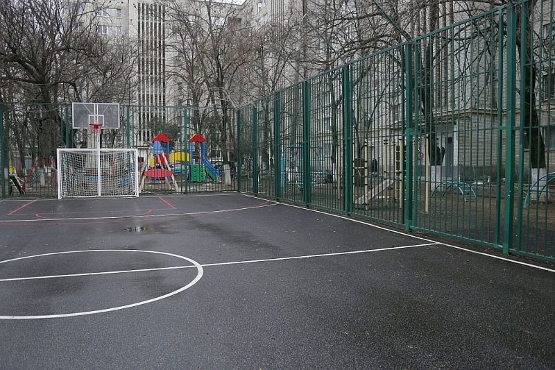 Открытую спортивную площадку по улице Коллективной в Краснодаре капитально отремонтировали