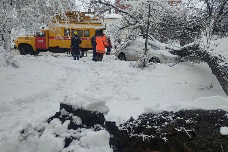 Снегопад в Краснодаре: аэропорт закрыт, на дорогах пробки