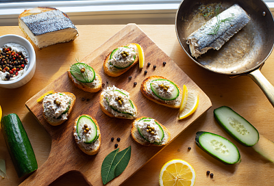 Шеф-повар варит скумбрию с лаврушкой, смешивает со сливочным сыром — и за 10 минут получает домашний паштет к празднику