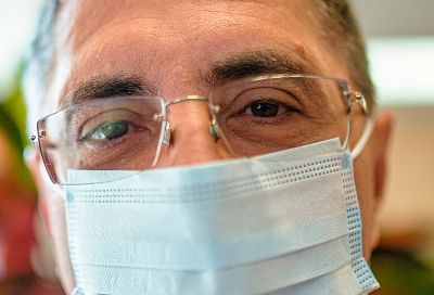 «Путь один – переболеть»: доктор Мясников сделал неутешительный прогноз на 2023 год по новой эпидемии коронавируса в России