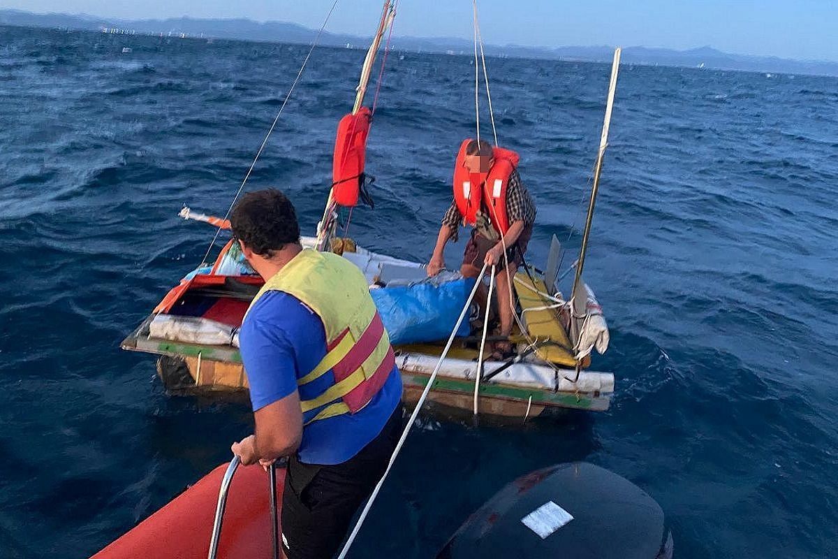 Мужчину унесло в море на самодельном плоту в Краснодарском крае