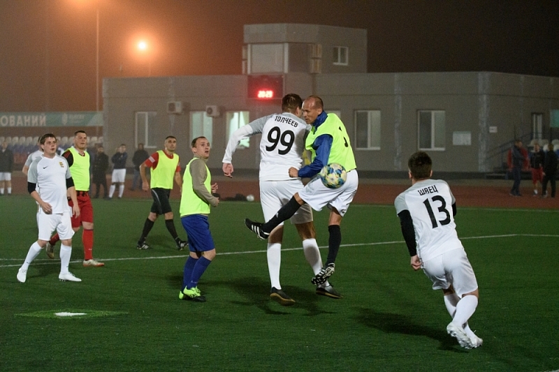 Команда мэра Краснодара сыграла в футбол с жителями Фестивального микрорайона