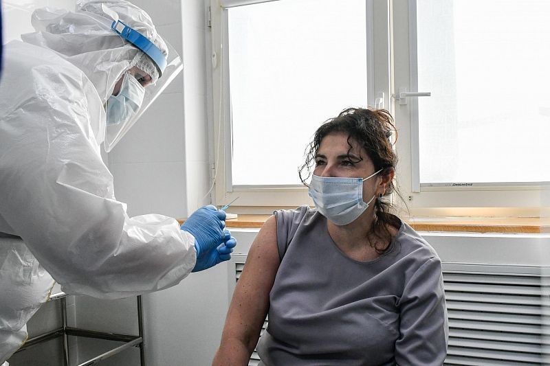 Краснодарские врачи из Краевой клинической больницы № 2 сделали прививки от COVID-19