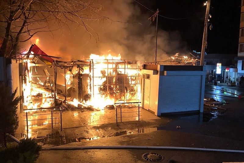 В МЧС рассказали подробности крупного ночного пожара на рынке в Сочи