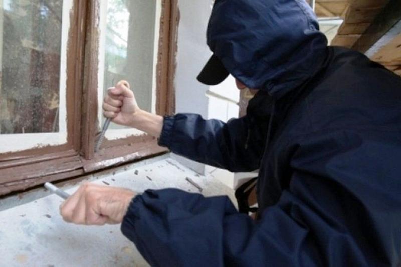 В Краснодарском крае злоумышленники обворовали частный дом через окна