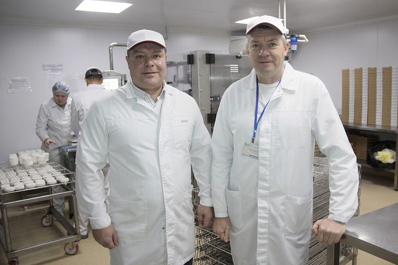 Заместители гендиректора сыродельного предприятия Денис Сусаров и Андрей Полусмяк уверены, что их продукция не уступает импортным аналогам. 