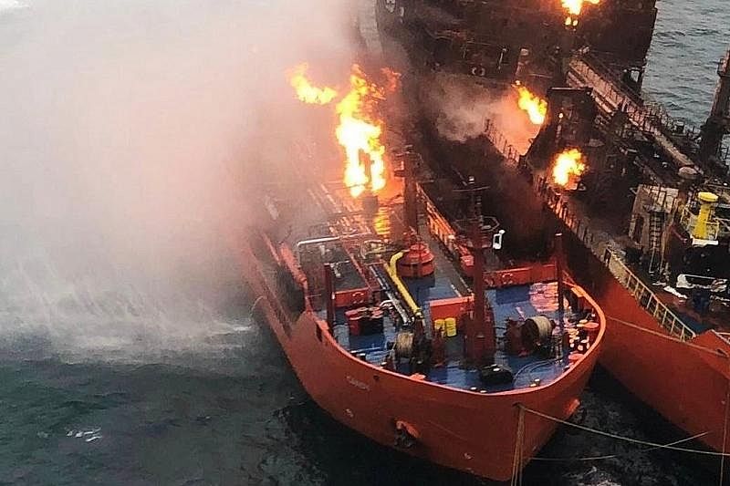 СК назвал основную версию пожара на танкерах в районе Керченского пролива