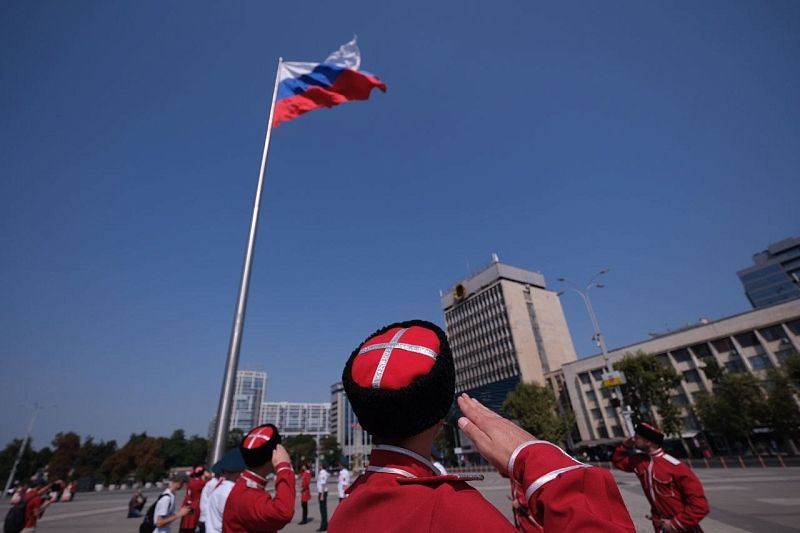 Государственный флаг России торжественно подняли в центре Краснодара