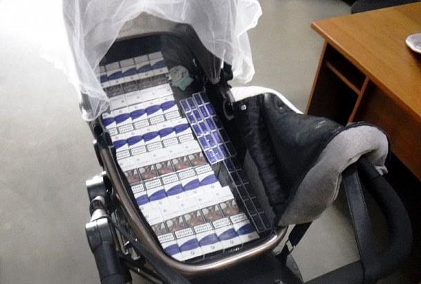 В Сочи женщина спрятала 30 блоков сигарет в коляску с ребенком 