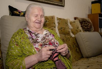 Связано с любовью: ﻿пенсионерка из Краснодара вяжет носки и перчатки для бойцов, участвующих в СВО