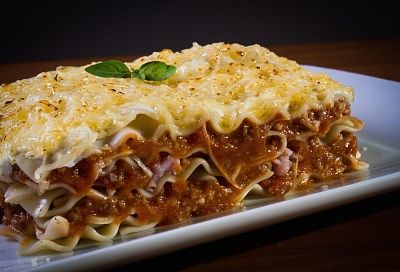 Нежданными гостями меня не испугать - в морозилке всегда есть замороженные листы для лазаньи. Полчаса и шикарное блюдо, как в ресторане готово!