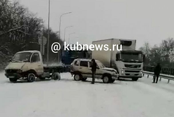 Последствия массового ДТП на федеральной трассе сняли на видео