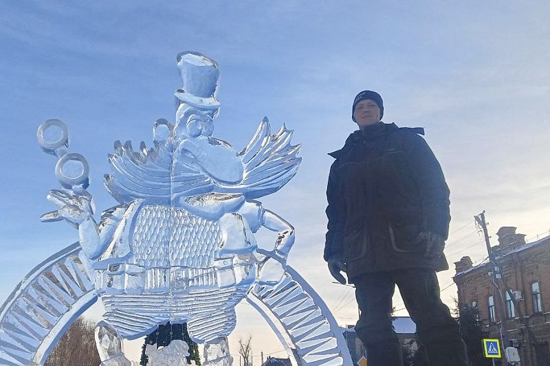 Валерий Кудрин возле одной из ледяных фигур, которые он сейчас создает в Якутии.