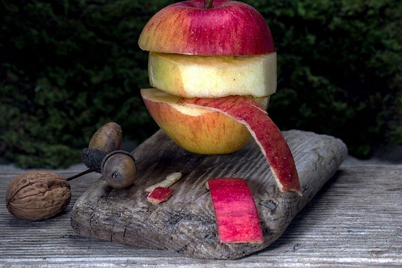 Защитит от рака и спасет от бессонницы: почему не нужно выбрасывать яблочную кожуру