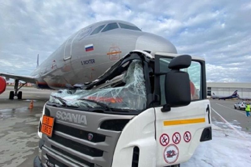 В Шереметьево бензовоз врезался в самолет рейса Москва-Сочи