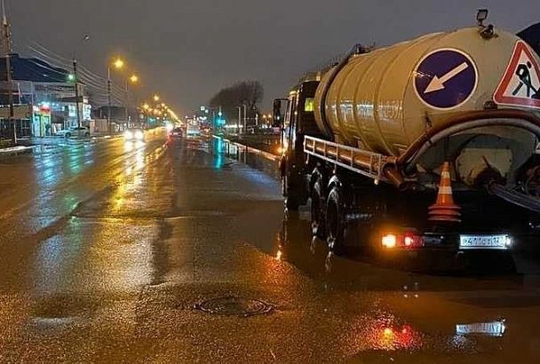 Откачку луж с улиц Краснодара продолжат в ночь на 11 февраля