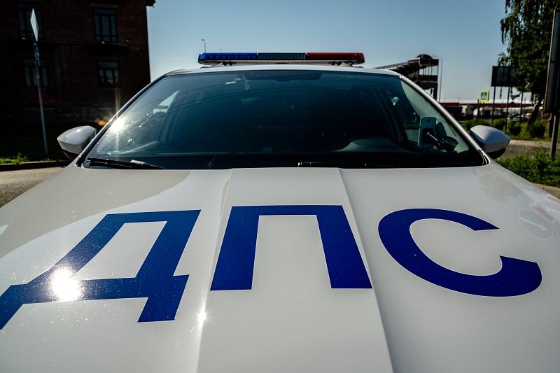 На улице Красных Партизан в Краснодаре столкнулись три автомобиля. Есть пострадавшие