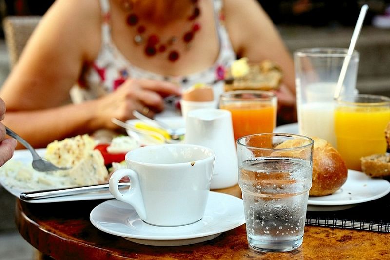 Действительно ли вредно запивать еду обычной водой?