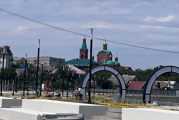 Арт-объект в виде арки с подсветкой появился на набережной Крымска