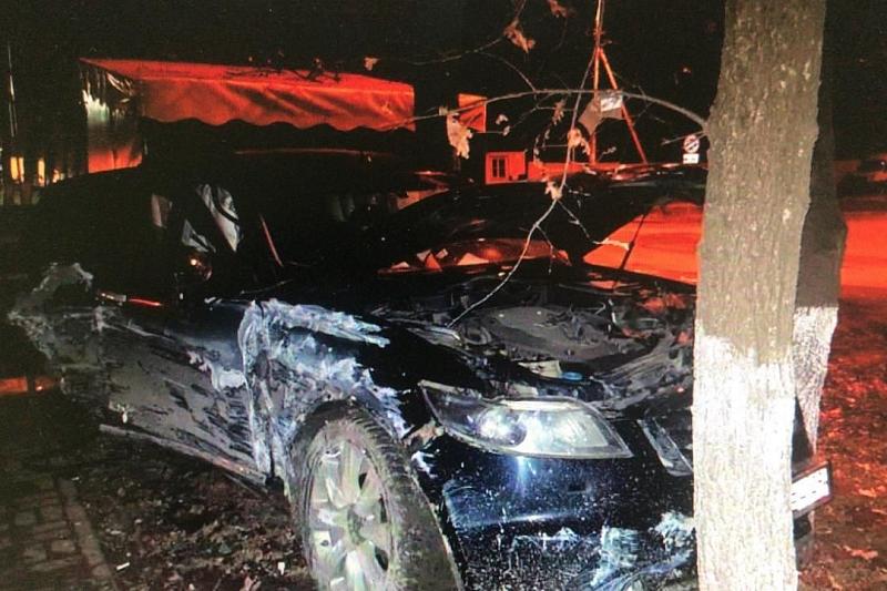 В Краснодаре водитель Infiniti сбежал с места ДТП, бросив в машине пострадавших девушек