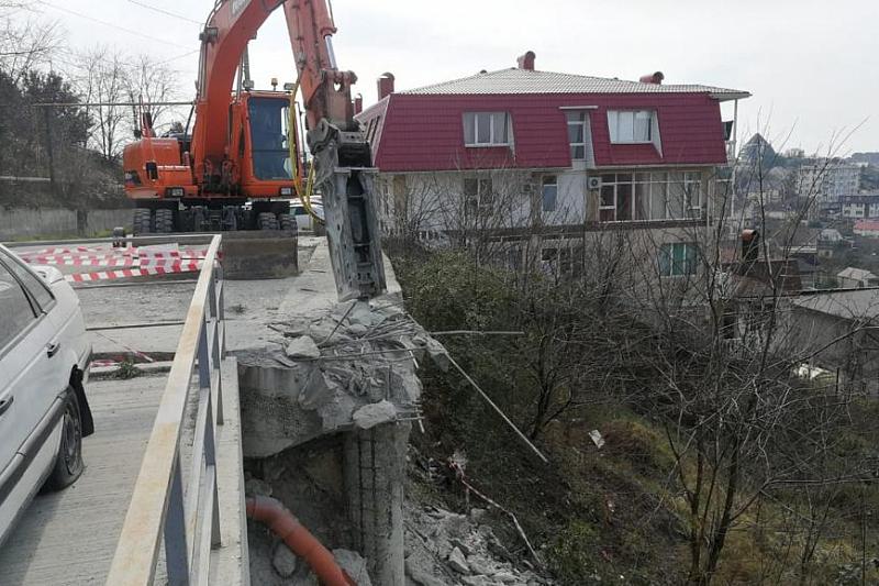 Бурозаливные сваи и железобетонный фундамент демонтировали в Сочи