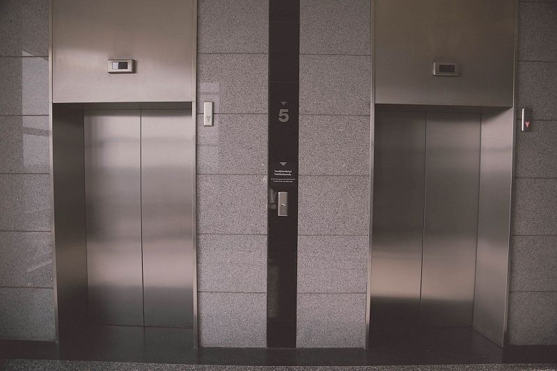 Роспотребнадзор предупредил об опасности лифтов из-за коронавируса