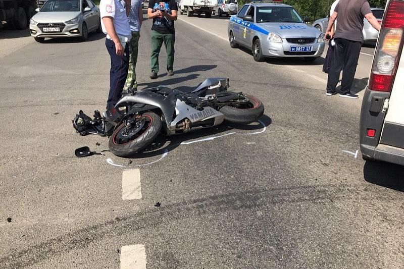 В Краснодаре водитель микроавтобуса сбил мотоциклиста