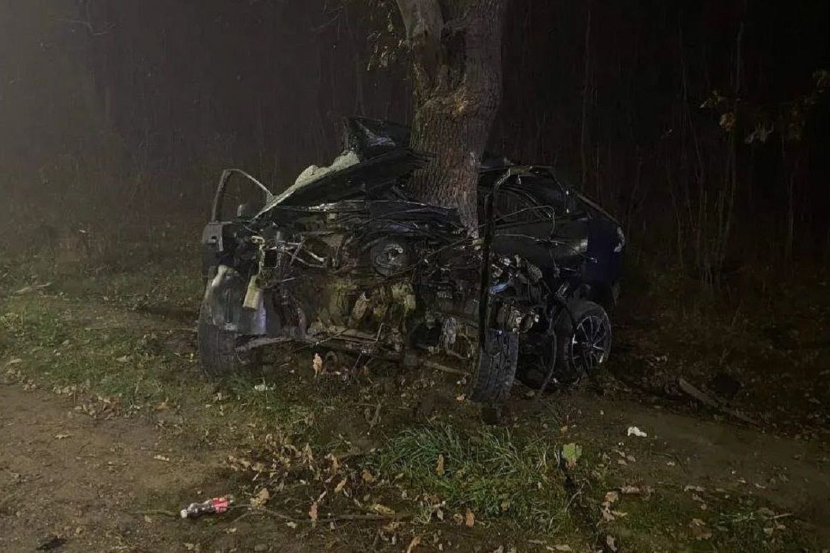 Иномарку «размотало» об дерево на Кубани. Один человек погиб, двое в больнице