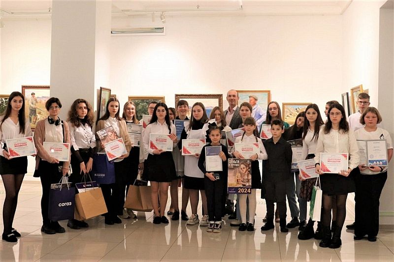В Краснодаре наградили победителей юбилейного творческого конкурса «Деньги – не игрушка»