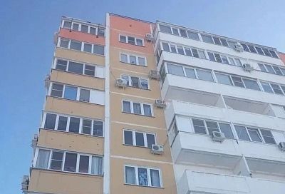 Жильцы многоэтажки в поселке Афипском возвращаются в квартиры после ночной атаки БПЛА