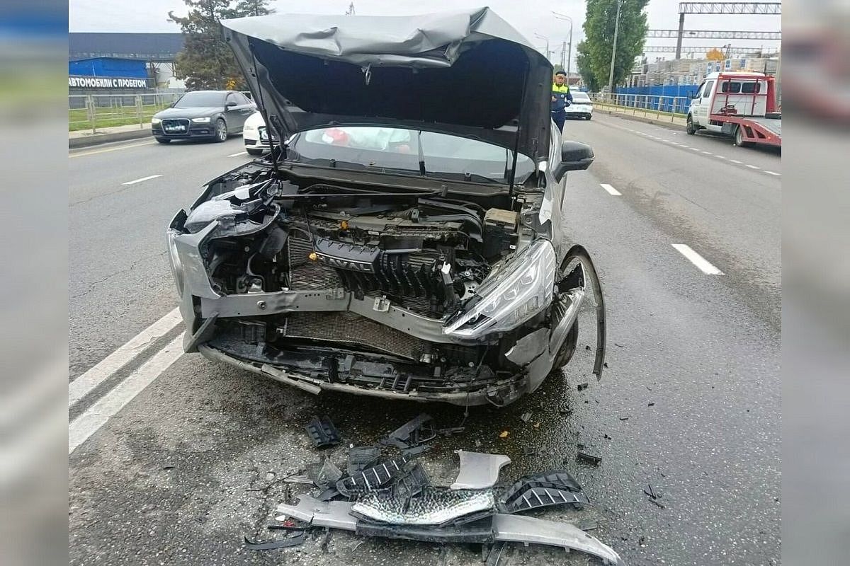 Массовое ДТП произошло на Ростовском шоссе в Краснодаре. Есть пострадавший