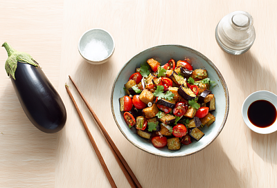 Обваливаю кубики баклажанов в крахмале и жарю в масле — салат выходит хрустящим и невероятно вкусным!