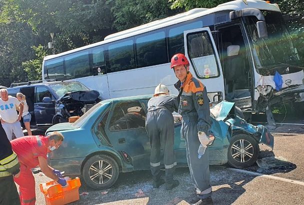 Число пострадавших в ДТП с автобусом и тремя автомобилями в Сочи увеличилось до пяти