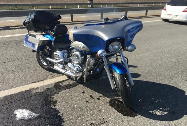Упавший с мотоцикла в Адыгее байкер умер в больнице