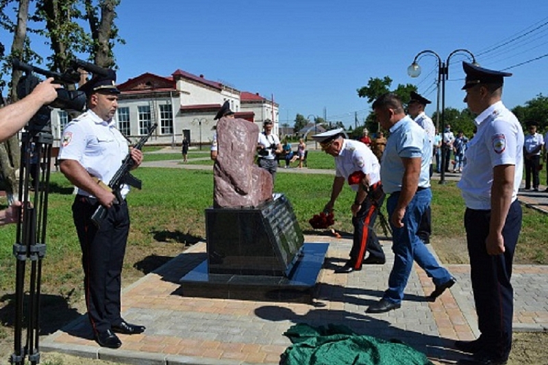 В Тбилисском районе открыли памятник погибшим сотрудникам милиции