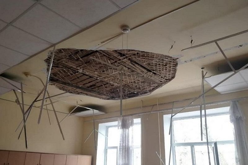 В школе во время уроков обвалился потолок, есть пострадавшие