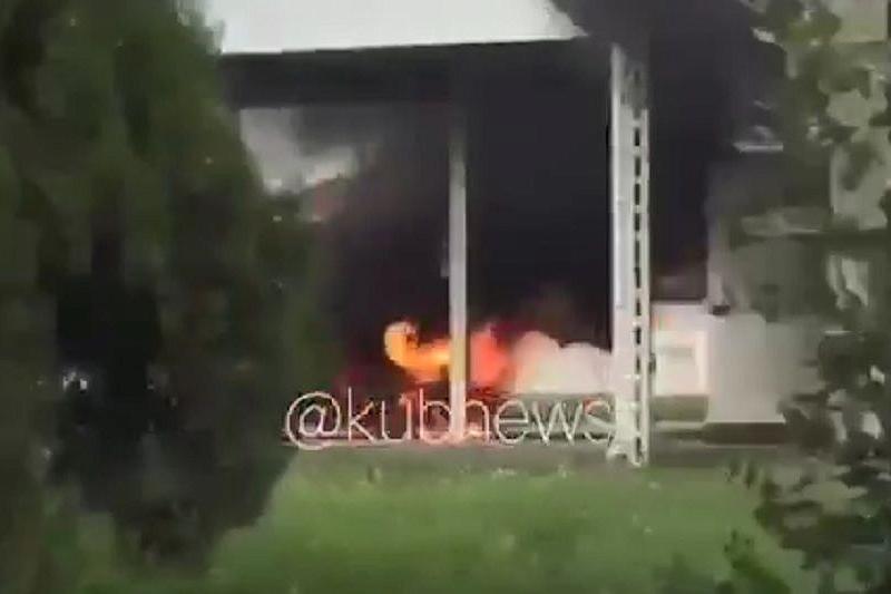  В Краснодаре на Ростовском шоссе загорелся автобус (видео)