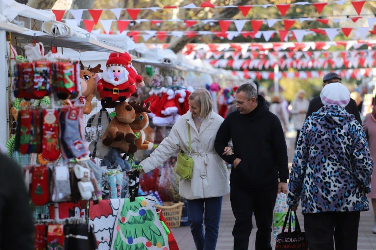 Новогодняя ярмарка открылась в Геленджике 