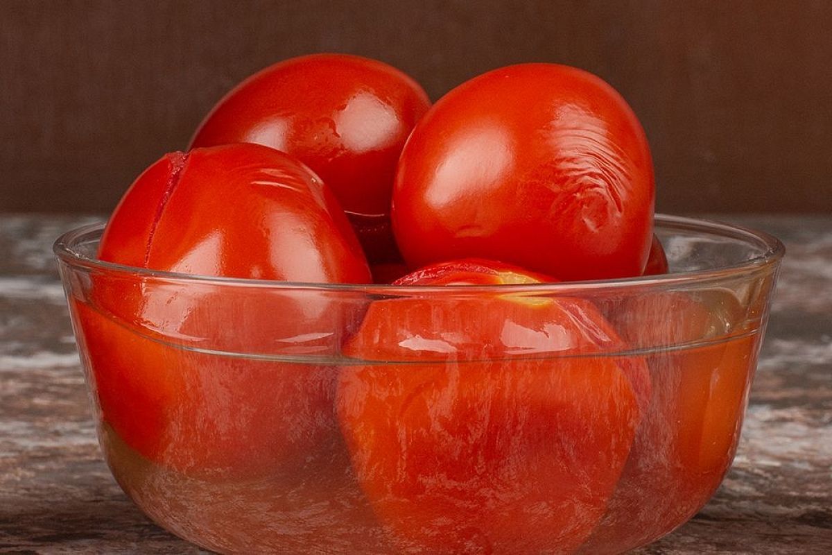 Помидоры на зиму по «пьяному» рецепту: 5 шагов — и пальчики оближешь