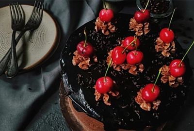 Торт «Чёрный лес» круглый год: как сохранить влажный бисквит, яркую вишню и нежный крем без дорогих ягод и шоколада
