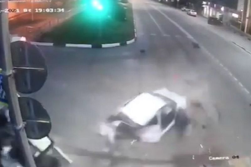 Момент жесткого ДТП с участием двух автомобилей попал на видео
