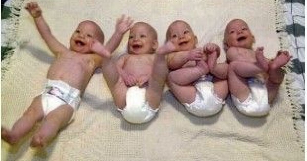 Четверо близнецов. Четверняшки Матиас. Однояйцевые Близнецы. Новорожденный в подгузнике.