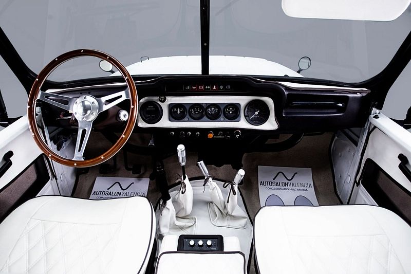 В Испании выставили на продажу УАЗ-469 в белом цвете, с кожаным салоном, акустикой Marshall и корзиной для пикника